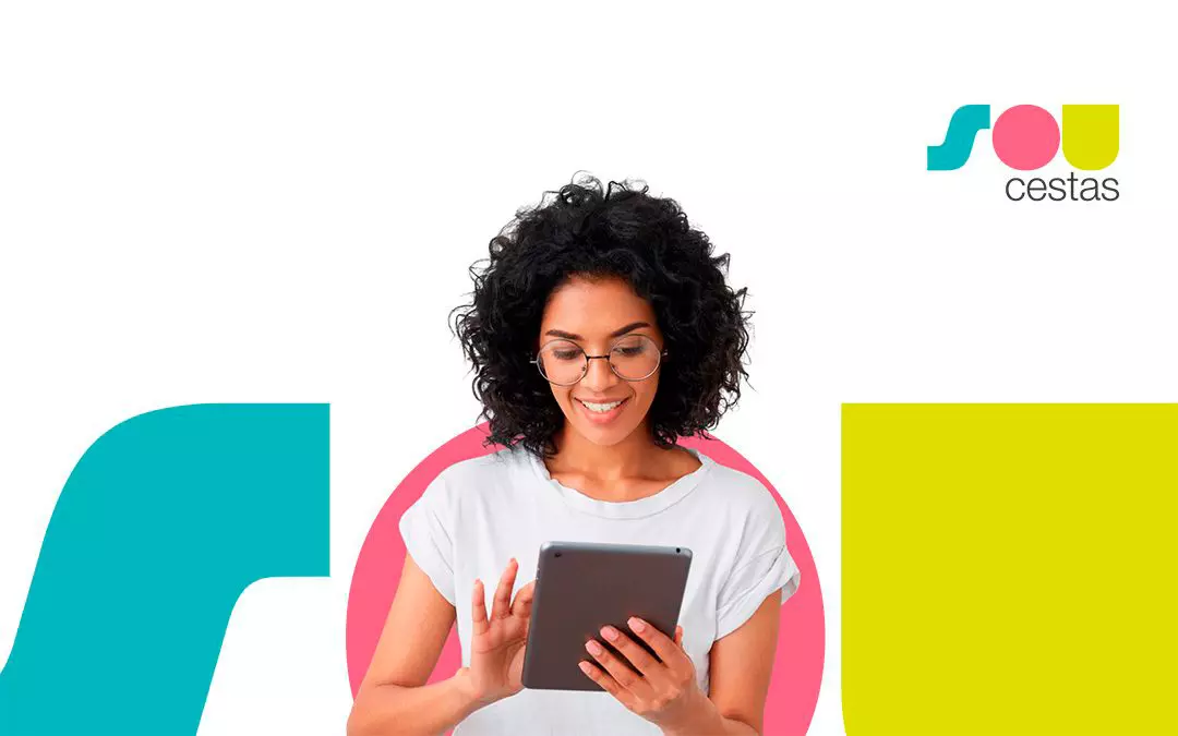 Imagem ilustrando uma mulher checando um ebook da SOU Cestas