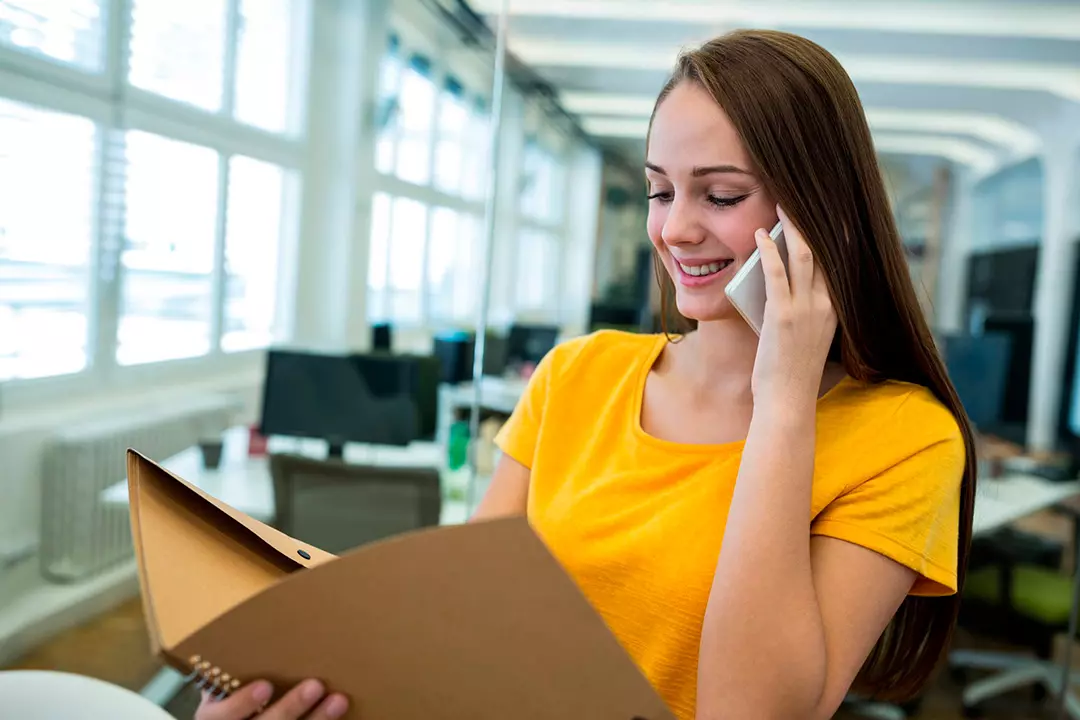 Imagem ilustrando o atendimento por telefone de um consultor